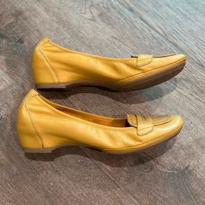 Vintage Tierra genuine leather yellow loafer flat Euro size 36 Made in Spain